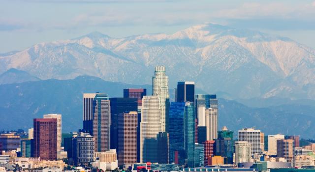 Los Angeles, uomo con lo zaino jet sfiora due aerei di linea a 3.000 piedi. Indaga l&#8217;FBI