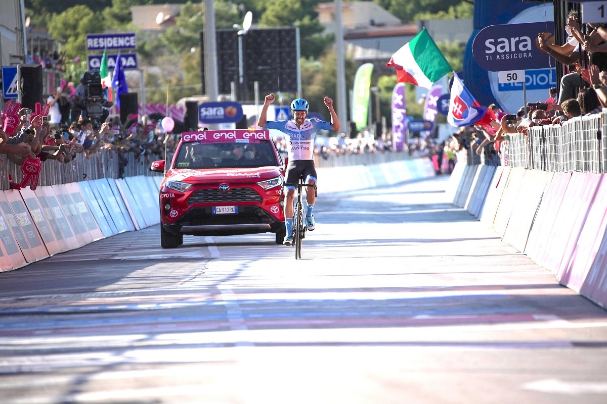 Giro d’Italia, fuga vincente di Dowsett a Vieste. Almeida in Maglia Rosa