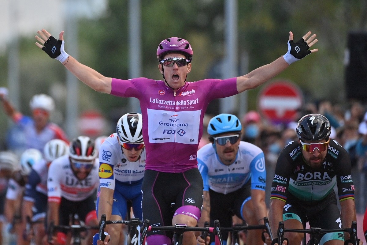 Giro d’Italia, poker di Arnaud Demare. Joao Almeida resta in Maglia Rosa