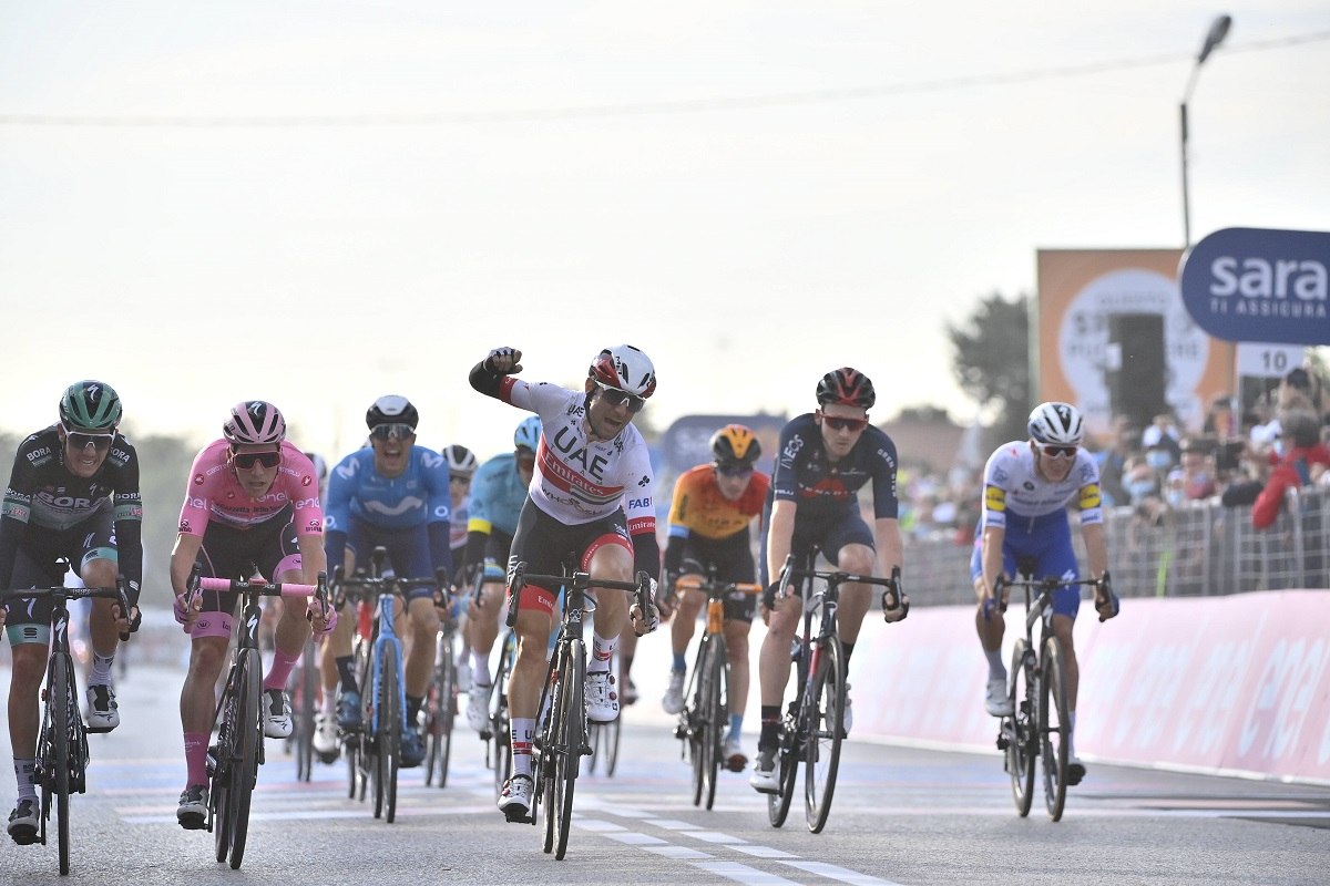 Giro d’Italia, sprint vincente di Ulissi a Monselice. Almeida in Maglia Rosa