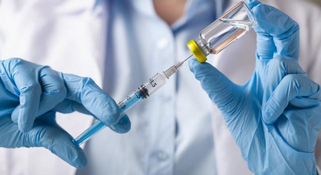 Medico finge di vaccinare i pazienti no vax, denunciato