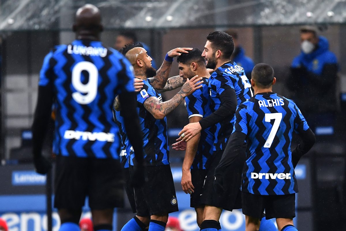 Serie A, l’Inter vince a Crotone e prepara la festa. Il Milan ritrova il successo. Pari tra Verona e Spezia