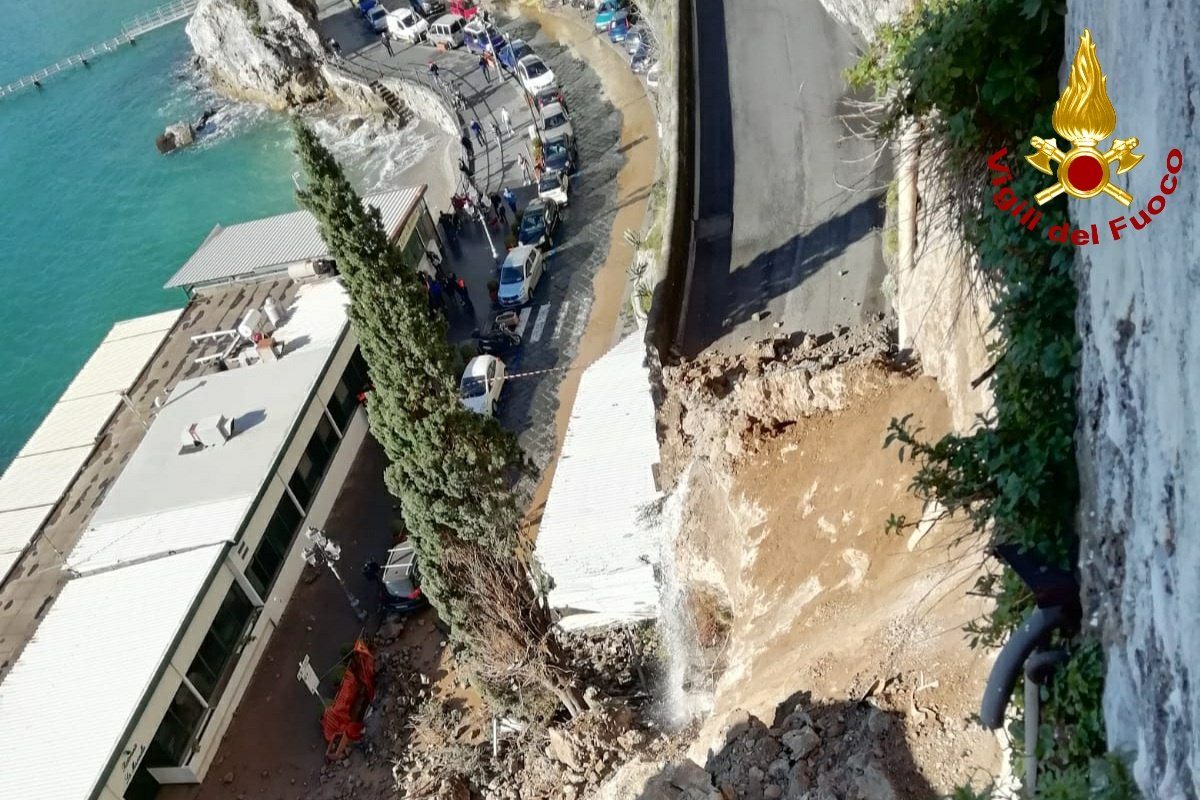 Frana ad Amalfi, costone roccioso crolla sulla statale