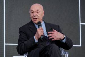 il giornalista Paolo Mieli ad un evento parla con il microfono