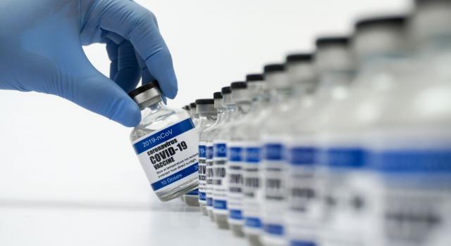 Pfizer, tre dosi di vaccino neutralizzano la variante Omicron. Con due dosi protezione bassa
