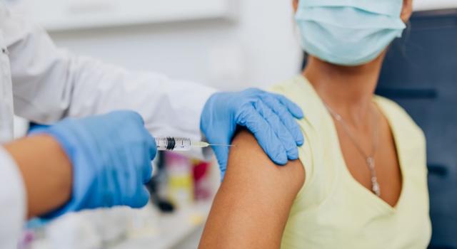 Coronavirus, oltre il 65 per cento degli italiani ha completato il ciclo vaccinale