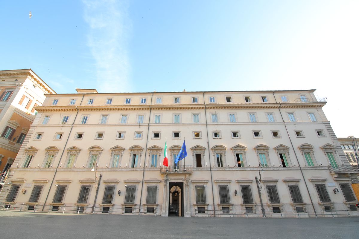 L’affronto al Governo: compare scritta sul portone di Palazzo Chigi