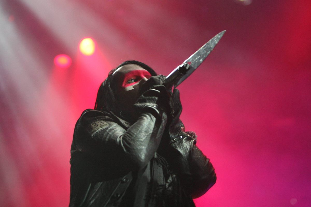 Marilyn Manson ricercato per uno sputo durante un concerto del 2019