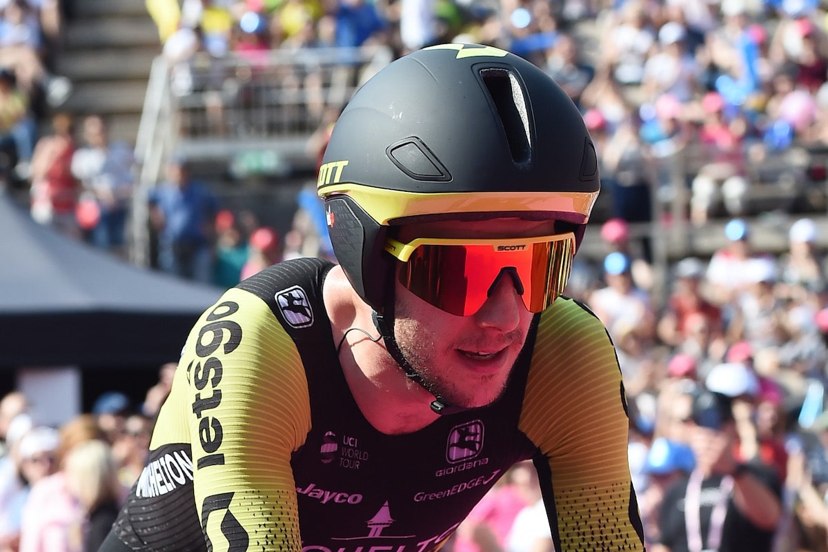Giro d’Italia, successo di Yates in Valsesia. Egan Bernal difende la Maglia Rosa