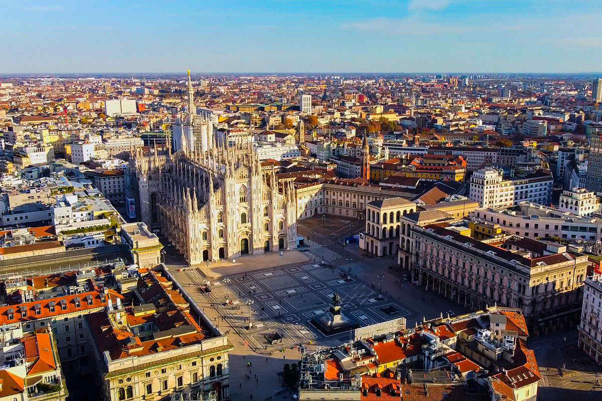 Milano, chiude lo storico McDonald’s di Piazza San Babila