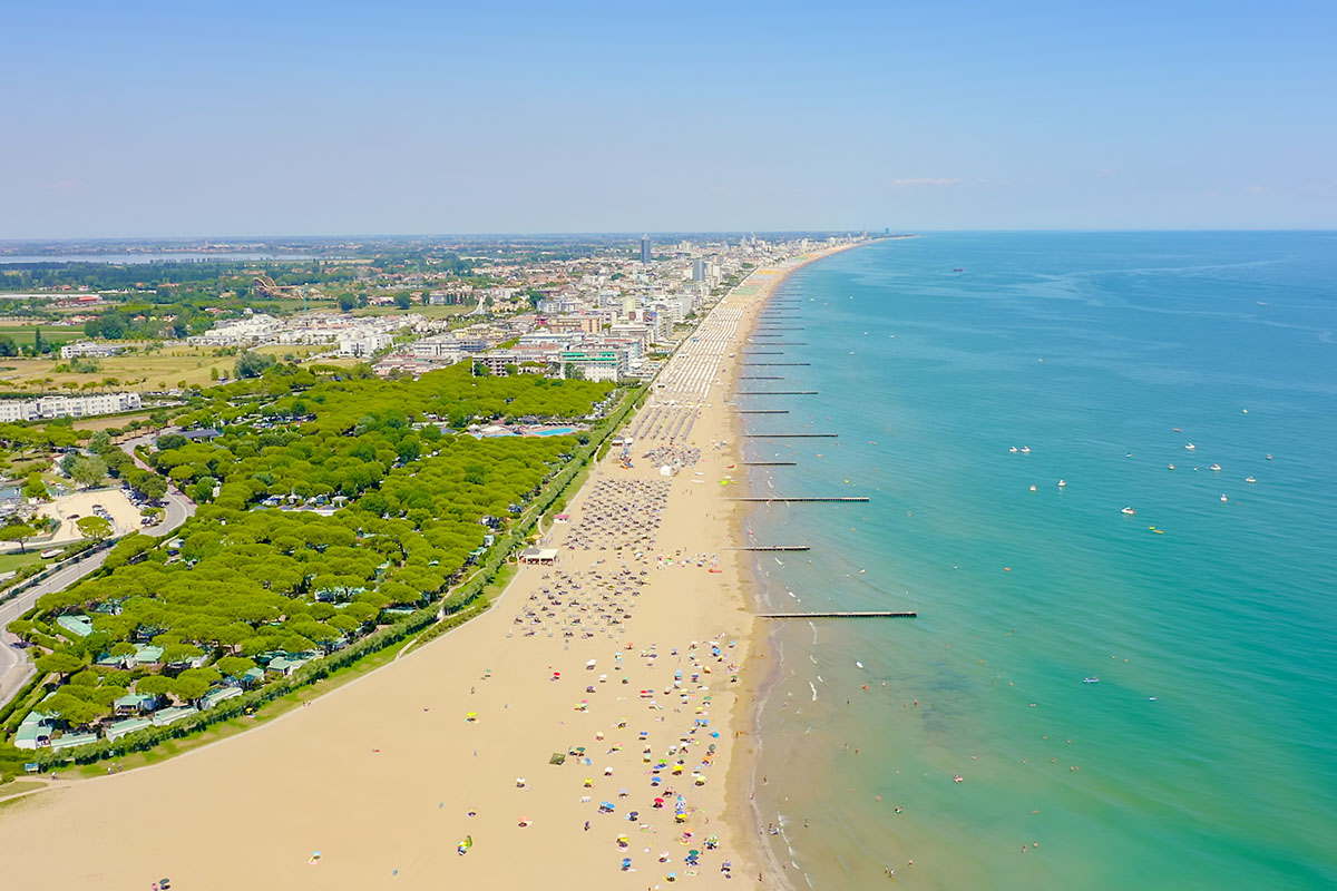 Far West a Jesolo, rissa in spiaggia a colpi di bottiglie e ombrelloni