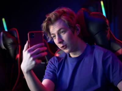 Ragazzo stremata su Twitch con smartphone