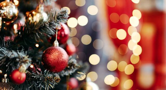 Green Pass, shopping contingentato, mascherine e cenoni: le previsioni sul prossimo Natale all&#8217;insegna del Covid