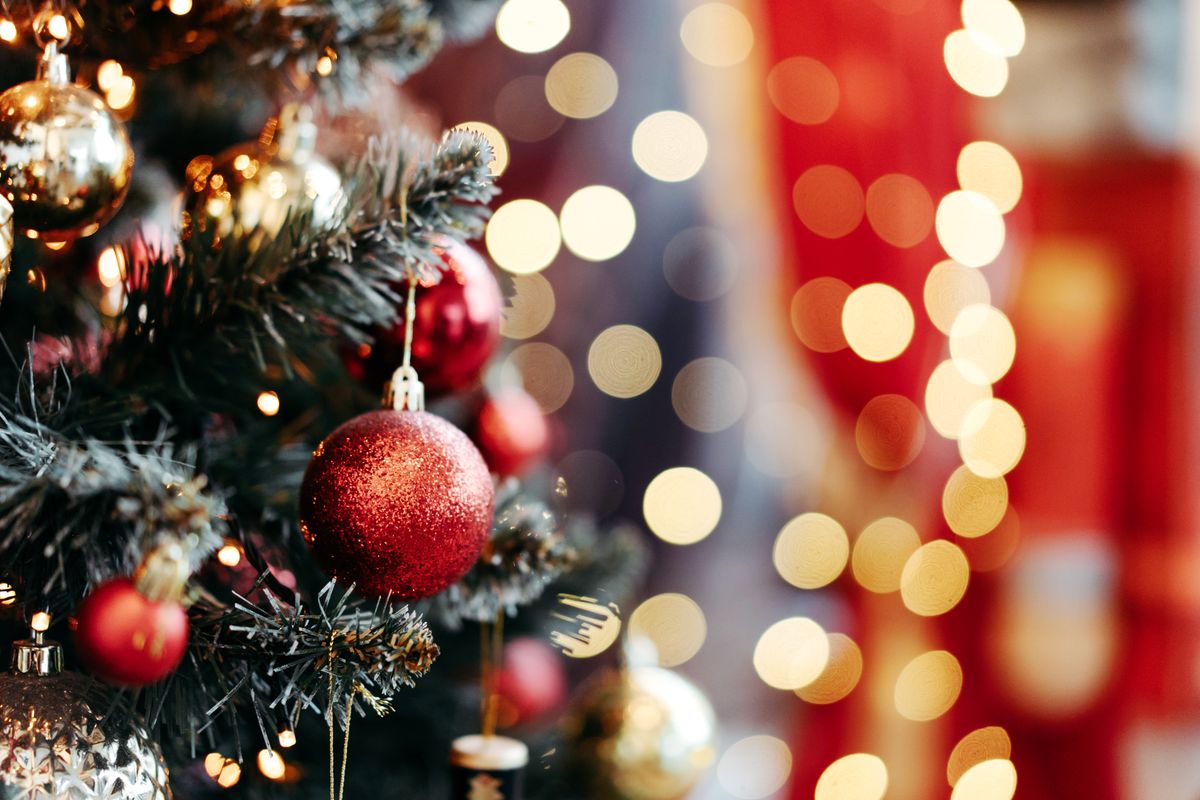 Green Pass, shopping contingentato, mascherine e cenoni: le previsioni sul prossimo Natale all’insegna del Covid