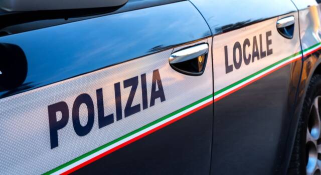 Incidenti sul lavoro, poliziotto travolto e ucciso sulla A23. Operaio morto a Roma