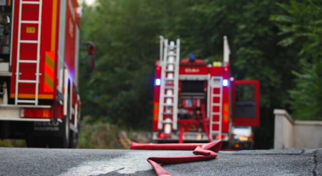 San Giuliano Milanese, maxi incendio: sei feriti, uno grave