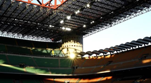 Inter-Milan, steward blocca e aggredisce l&#8217;invasore di campo: decisivo l&#8217;intervento di due rossoneri