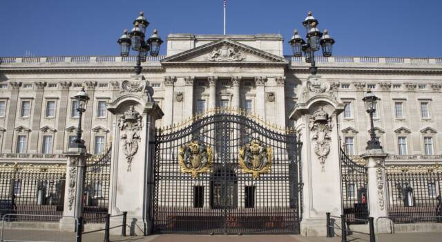 Londra, la bara della regina arriva a Buckingham Palace 