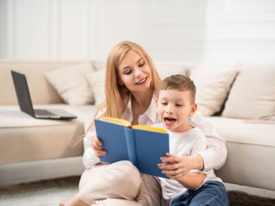 mamma e bambino che legge