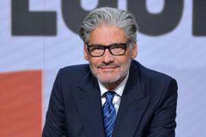 il conduttore Paolo Del Debbio con barba e occhiali da vista