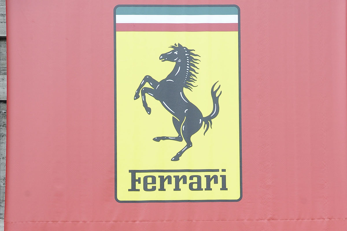 Logo della Ferrari nel cavallino