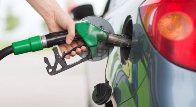 Auto a benzina e diesel: stop alla vendita dal 2035