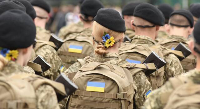 Soldatesse ucraine rasate a zero in segno di umiliazione