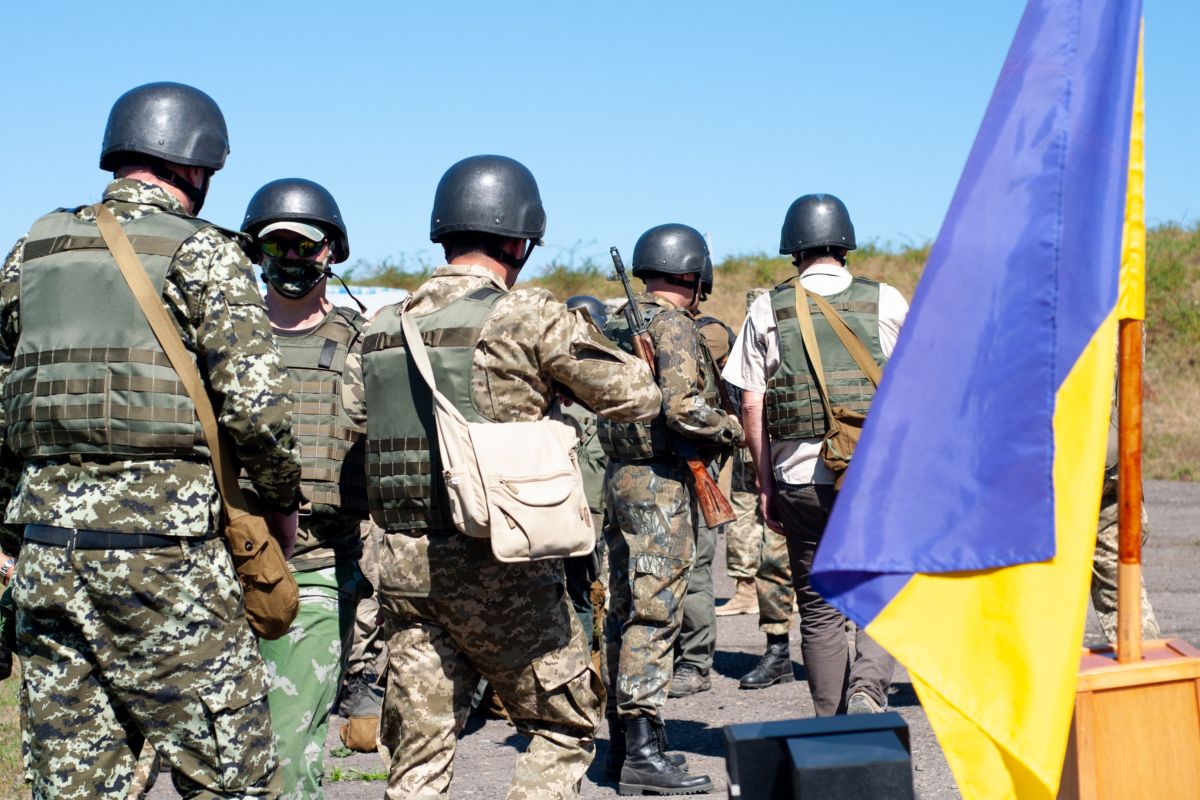 gruppo di soldati armati ucraini