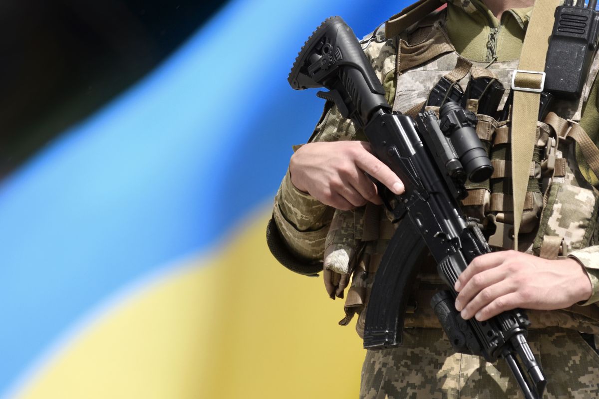 soldato ucraino con fucile assalto