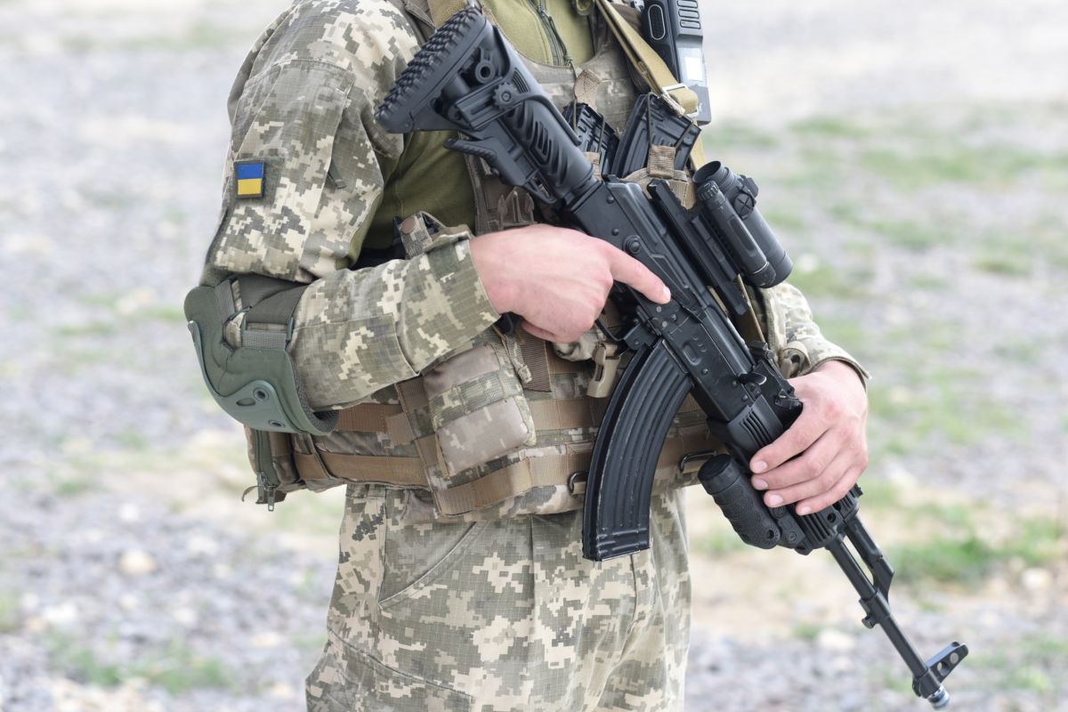 soldato ucraino con fucile assalto AK