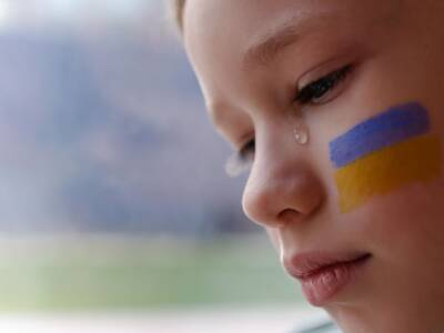 Bambino ucraino piange