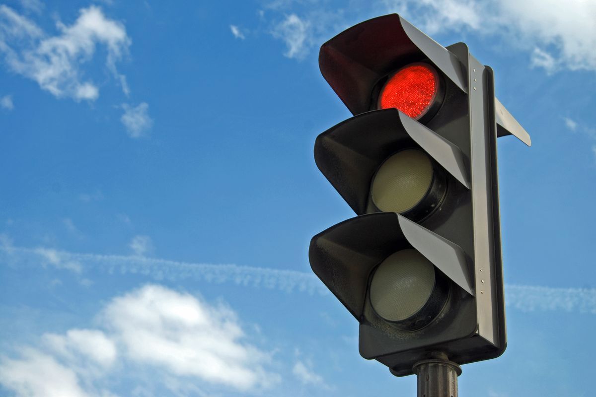 Novità sui semafori: arriva la “luce bianca”