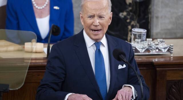 Biden firma una legge per la trasparenza sul Covid