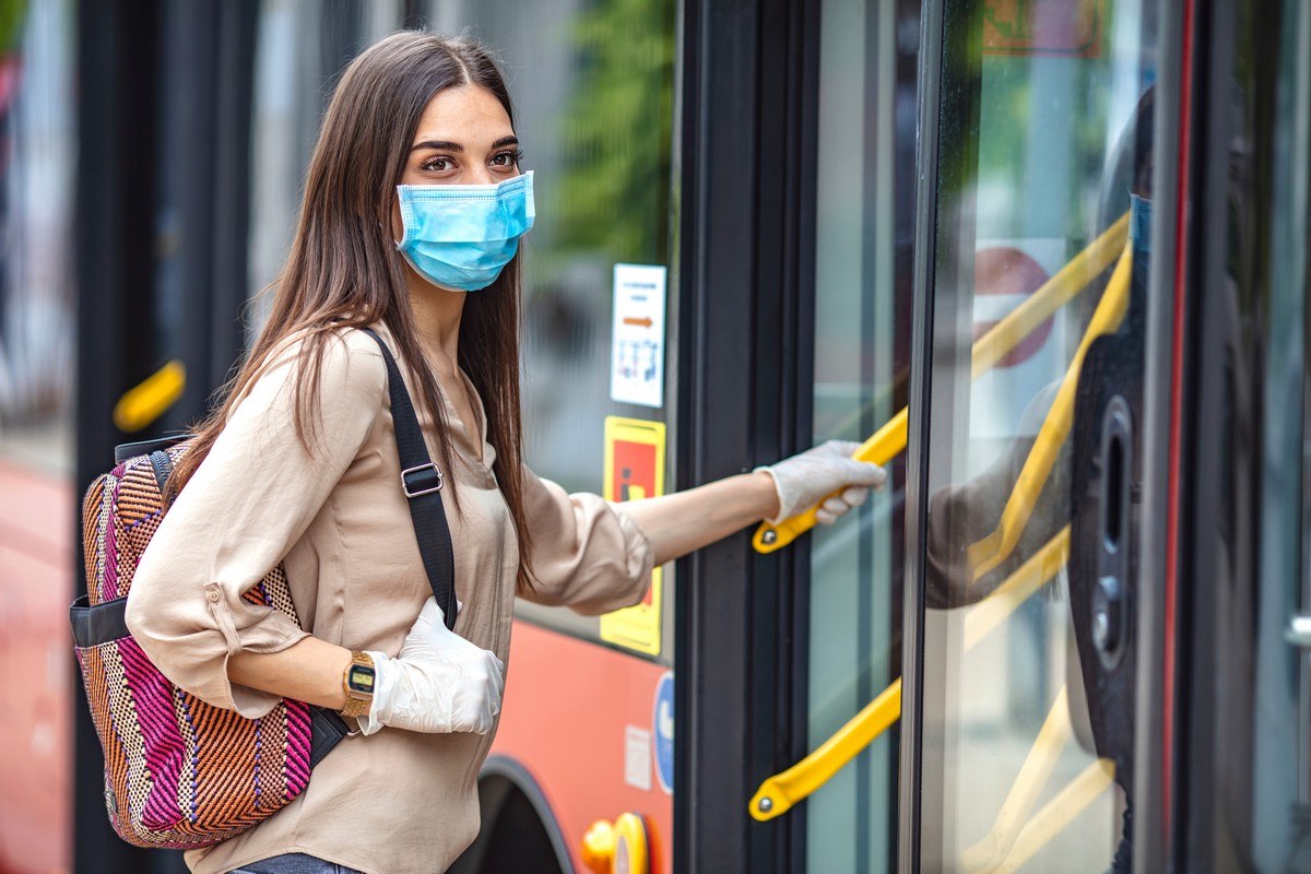 Donna con mascherina sull'autobus