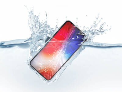 smartphone cade in acqua
