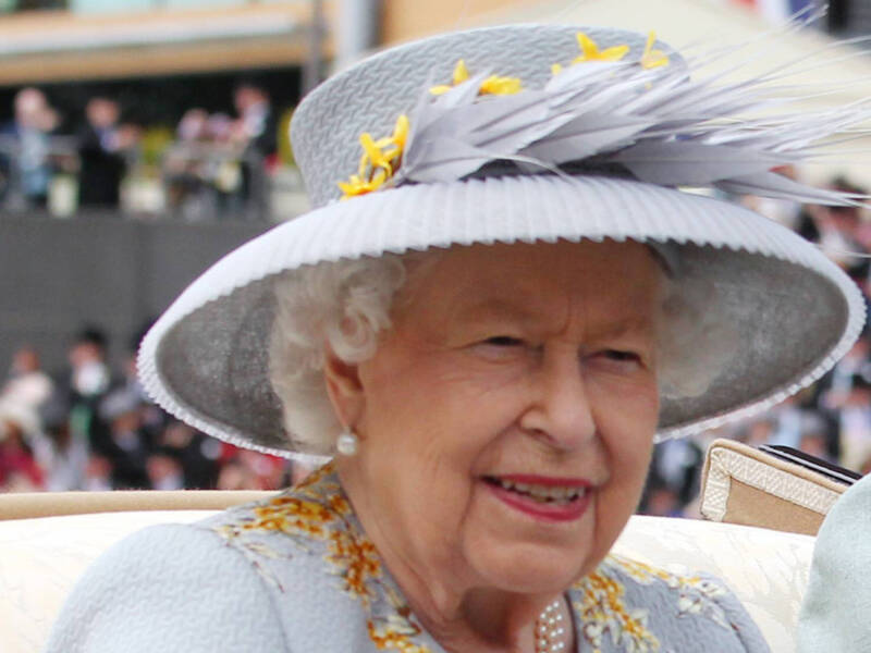 Regina Elisabetta, svelata ufficialmente la lapide