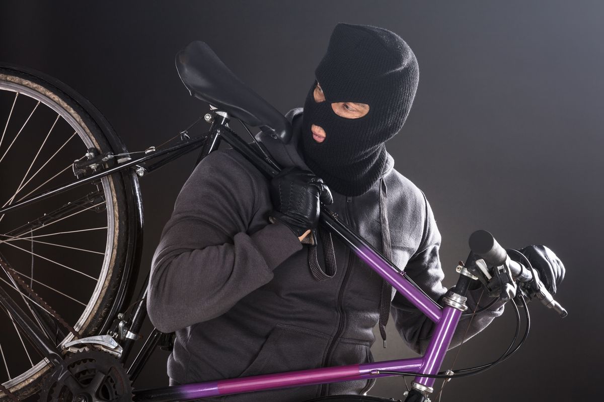 Ladro, furto bici: come evitarlo