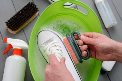 Lavare e pulire le scarpe
