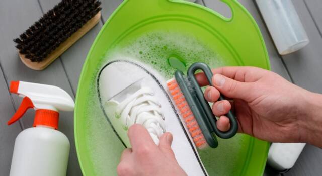 Come pulire le scarpe di ogni tipo e gli errori da non fare