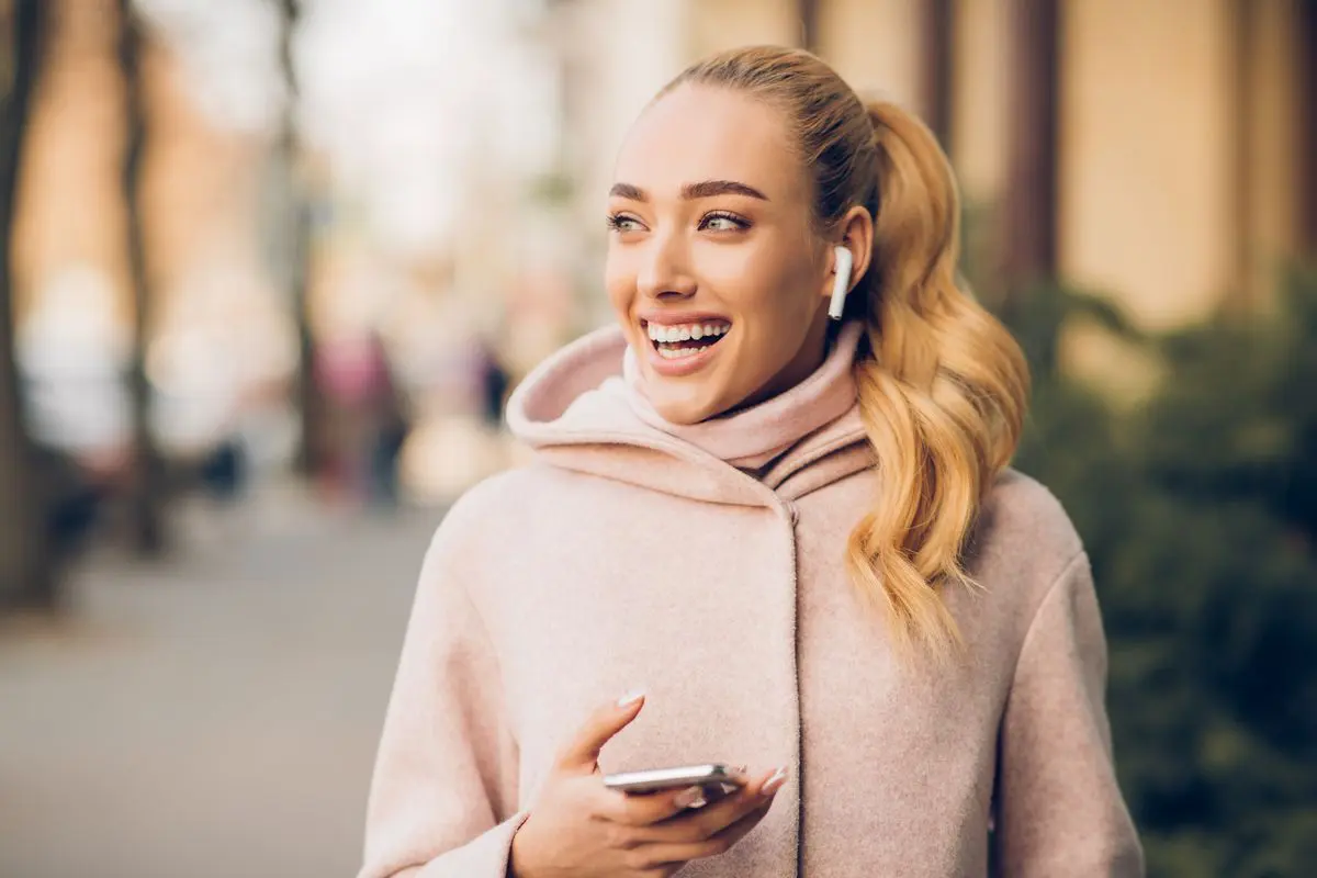 Ragazza con AirPods