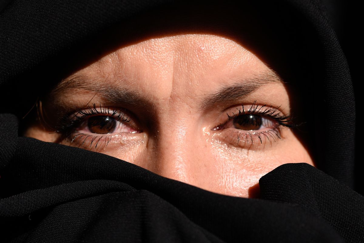 viso donna spaventata con hijab