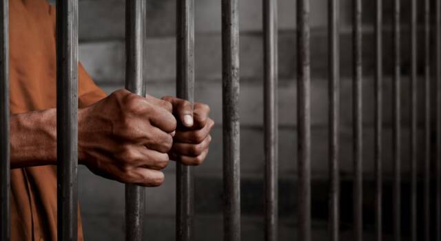 Orrore in carcere: muore divorato dagli insetti