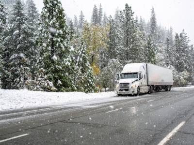 camion guida sotto la neve