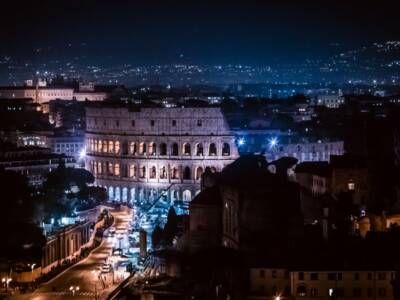 panoramica del colosseo roma di notte