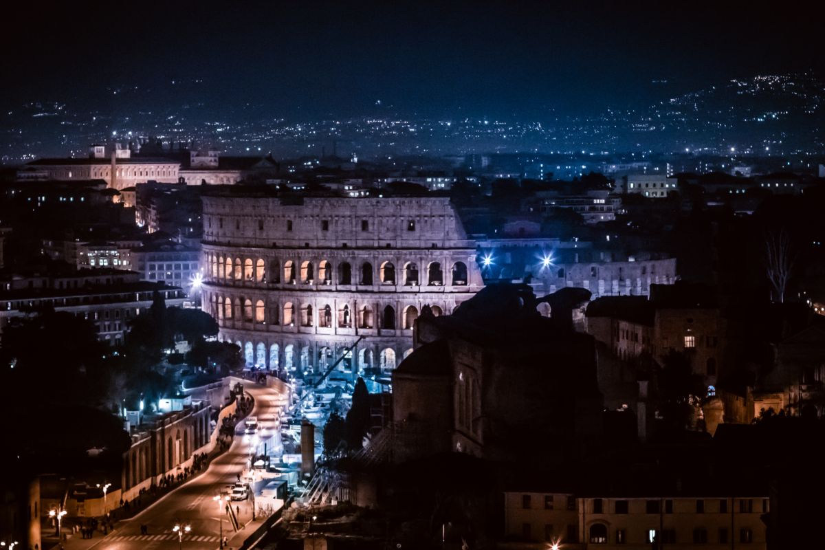 panoramica del colosseo roma di notte