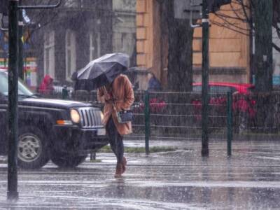 donna cammina sotto la pioggia