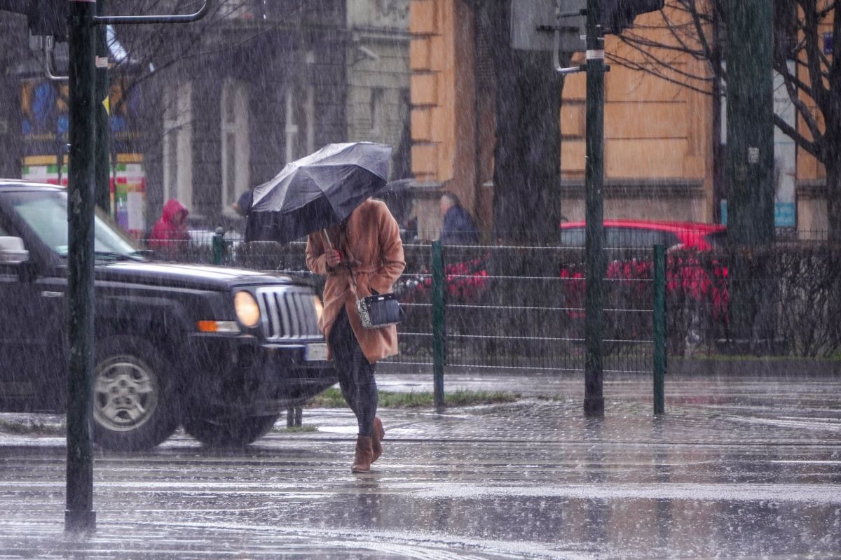 donna cammina sotto la pioggia