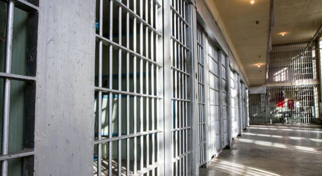 Detenuto pestato in prigione, arrestati cinque agenti penitenziari