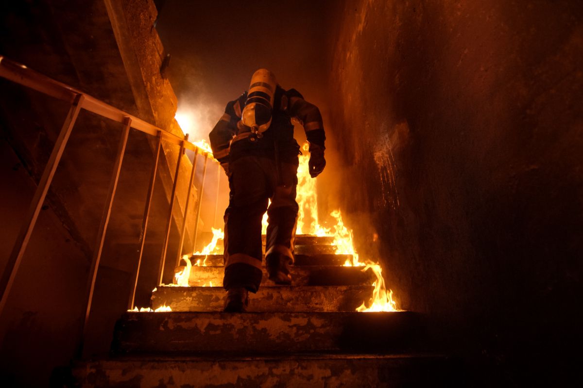 pompiere entra in casa incendiata