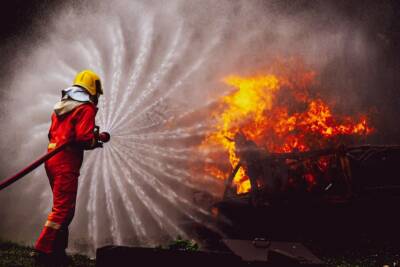 pompiere spegne fuoco